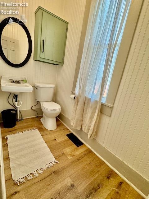 1026 Claremont Ave, Ashland, OH 44805 - bathroom featuring toilet, wood finished floors, and baseboards