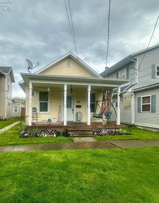 view of front facade featuring covered porch and a front yard