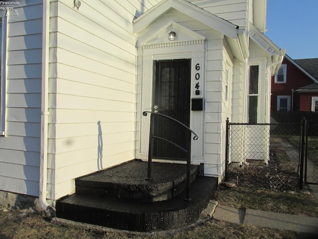 604 E Jefferson St, Sandusky, OH 44870 - entrance to property featuring fence