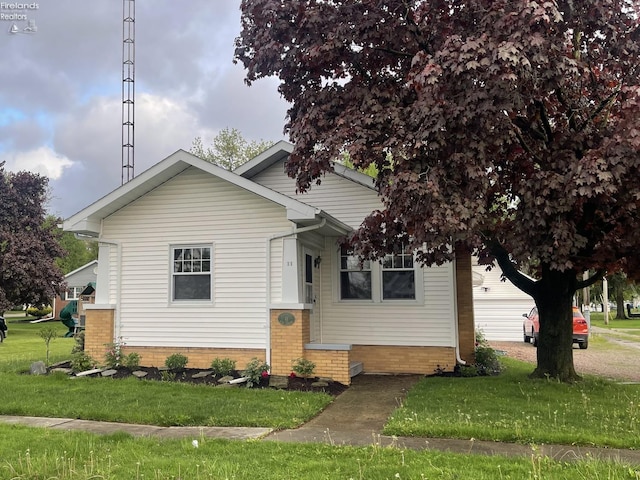 view of front facade with a front lawn