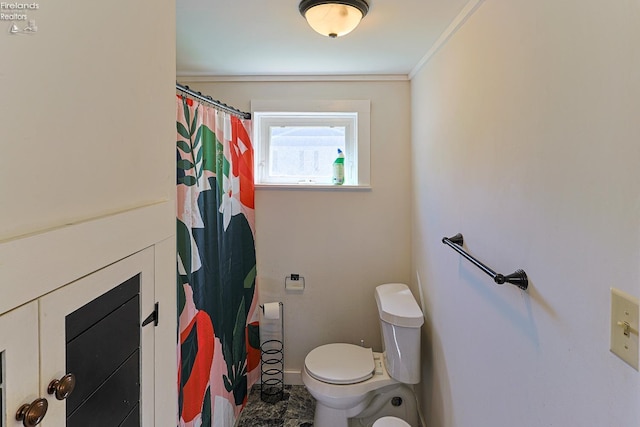 full bath with toilet, baseboards, curtained shower, and ornamental molding