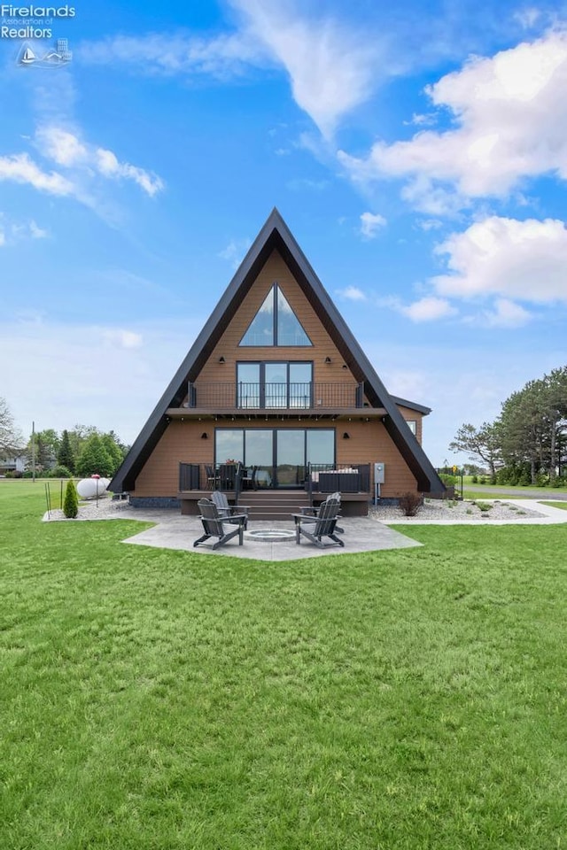 1861 N Opfer Lentz Rd, Martin, OH 43445 - rear view of property with a patio area, a jacuzzi, and a yard