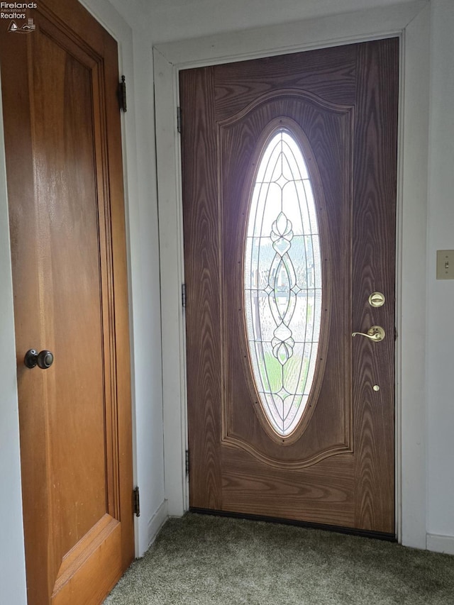 29 Scheiber St, Tiffin, OH 44883 - foyer featuring carpet flooring and baseboards