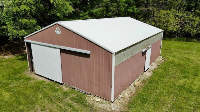view of pole building featuring a yard