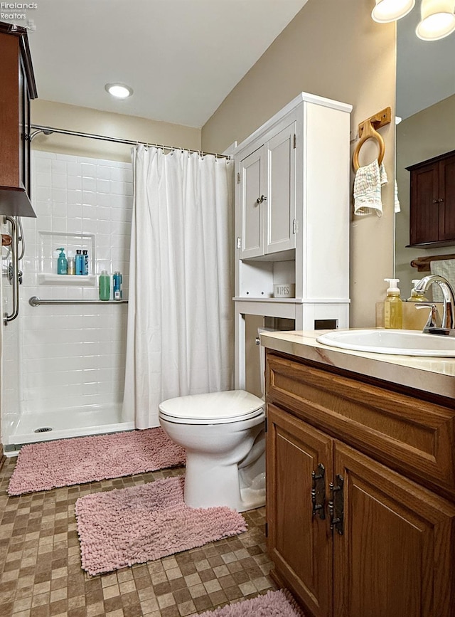 38 N Tecumseh Trl, Tiffin, OH 44883 - full bath featuring a shower with curtain, toilet, vanity, and recessed lighting