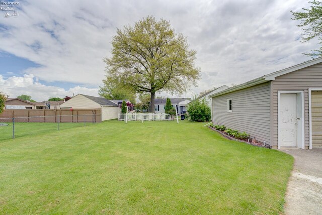 419 Kinney St, Bellevue, OH 44811 - view of yard
