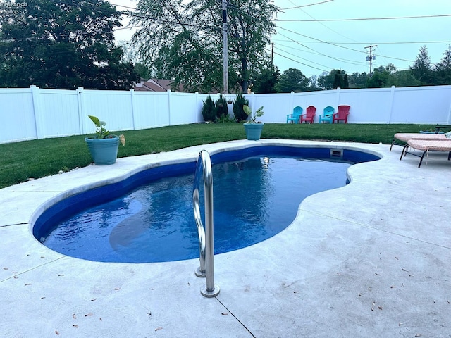1432 River Dr, Fremont, OH 43420 - view of swimming pool with a patio area
