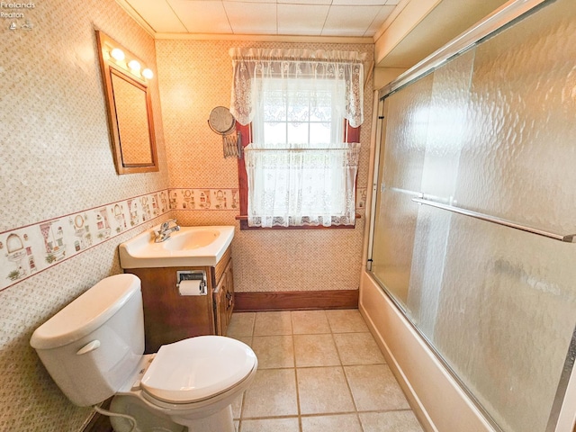 124 Walter St, Bellevue, OH 44811 - bathroom with wallpapered walls, toilet, vanity, bath / shower combo with glass door, and baseboards