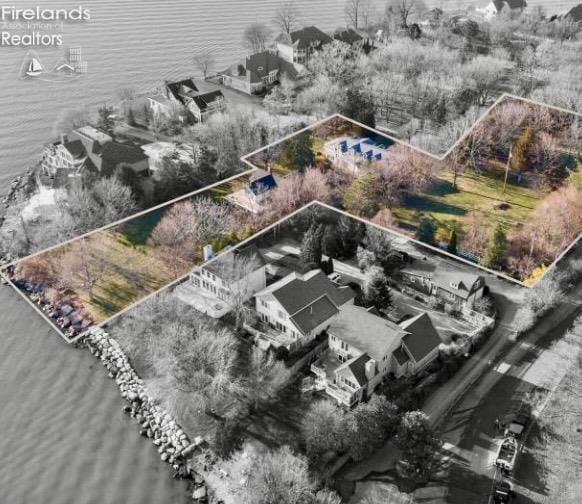 3540 N Surfside Dr, Port Clinton, OH 43452 - aerial view of property and surrounding area featuring a nearby body of water and property boundaries highlighted