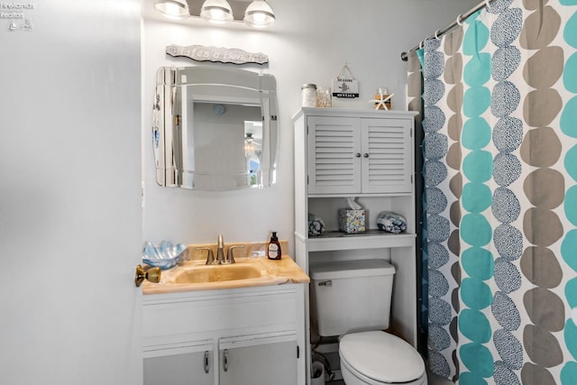326 Clinton Reef Dr Unit 326, Port Clinton, OH 43452 - bathroom with toilet, vanity, and a shower with shower curtain