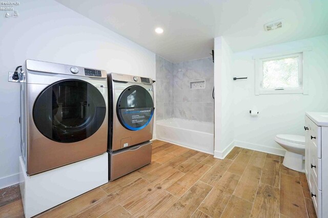 612 2nd St, Fremont, OH 43420 - laundry room featuring washing machine and clothes dryer, light wood-style flooring, and baseboards