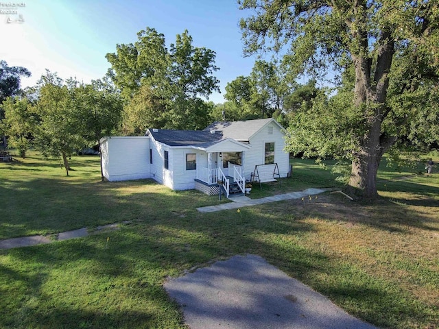 612 2nd St, Fremont, OH 43420 - bungalow-style home with a front lawn