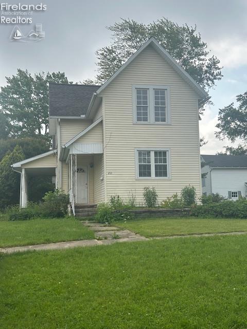 201 Heter St, Bellevue, OH 44811 - traditional-style house with a front lawn