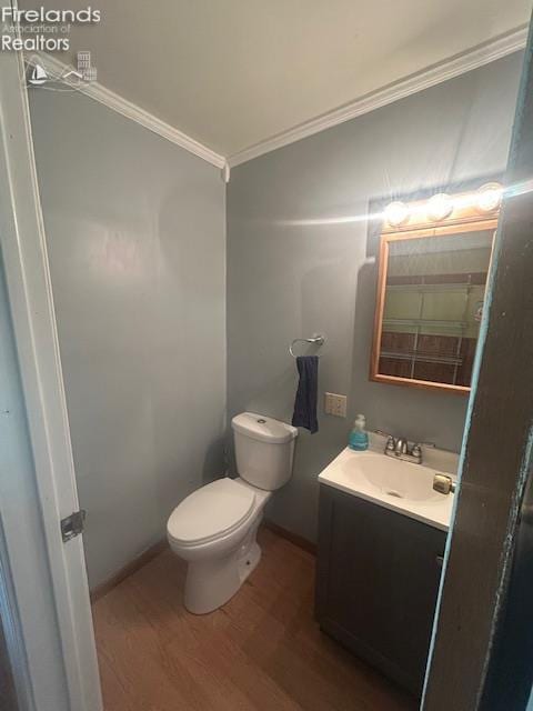 201 Heter St, Bellevue, OH 44811 - bathroom featuring crown molding, wood finished floors, toilet, vanity, and baseboards