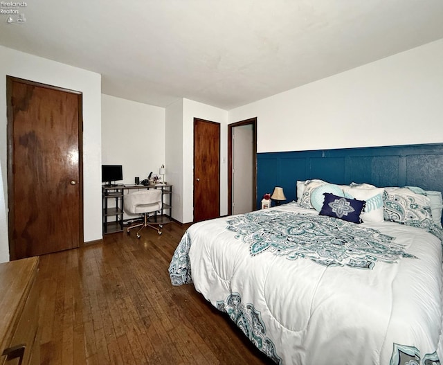 31 Mohawk St, Tiffin, OH 44883 - bedroom with hardwood / wood-style flooring and an office area