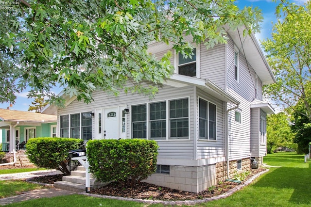 713 Madison St, Port Clinton, OH 43452 - view of front of home with a front lawn