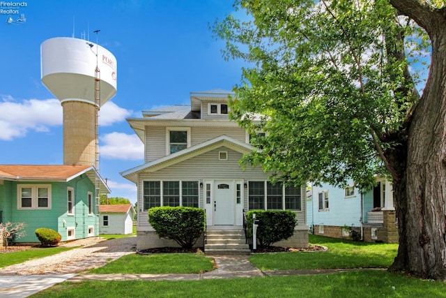 713 Madison St, Port Clinton, OH 43452 - traditional style home featuring a front yard and roof with shingles