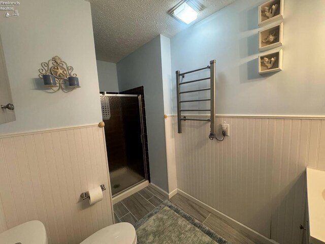 505 E Stoneplace Dr, Sandusky, OH 44870 - full bath featuring toilet, radiator, a shower stall, a wainscoted wall, and a textured ceiling