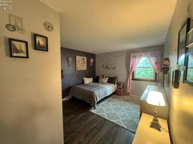 505 E Stoneplace Dr, Sandusky, OH 44870 - bedroom with wood finished floors, a textured ceiling, and baseboards