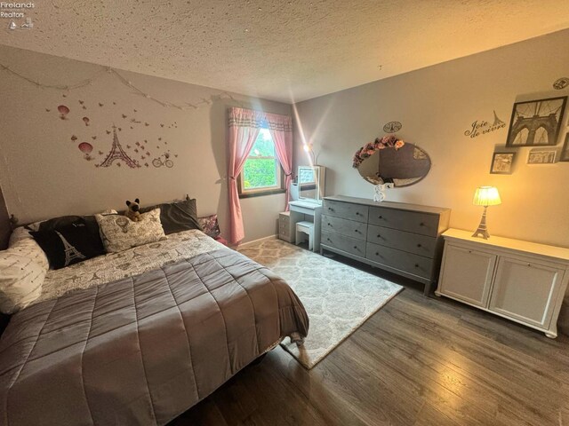 505 E Stoneplace Dr, Sandusky, OH 44870 - bedroom featuring a textured ceiling and wood finished floors