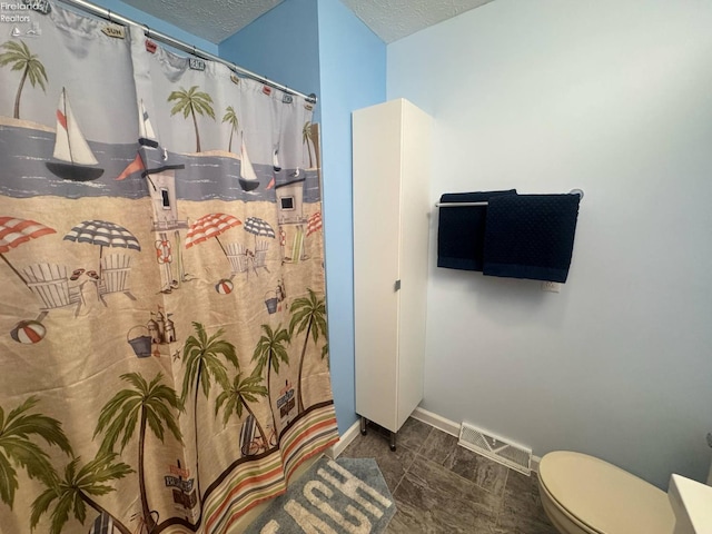 505 E Stoneplace Dr, Sandusky, OH 44870 - full bathroom featuring baseboards, a textured ceiling, toilet, and curtained shower
