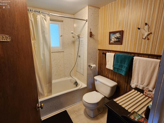 635 Walnut Ave, Lakeside, OH 43440 - full bathroom featuring toilet, shower / bath combo, and wallpapered walls