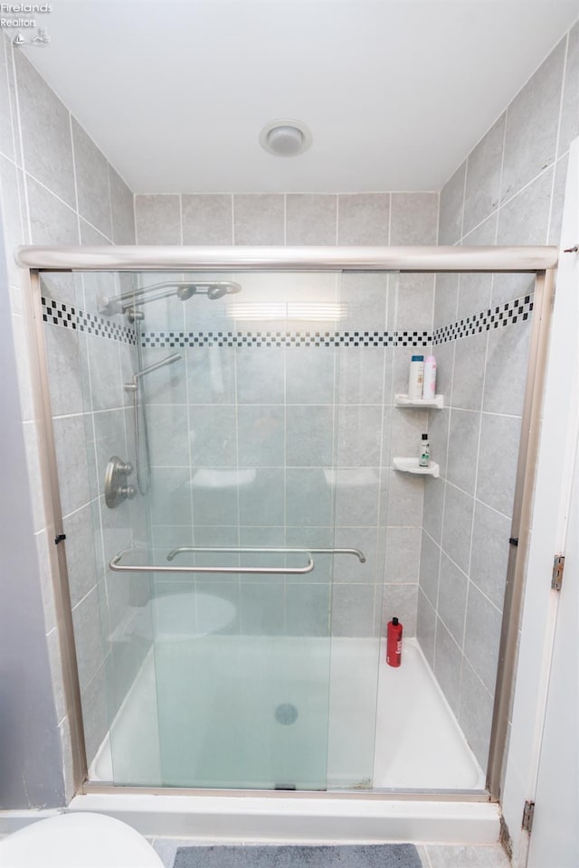 1402 Newman Ave, Lakewood, OH 44107 - full bathroom featuring a shower stall and toilet