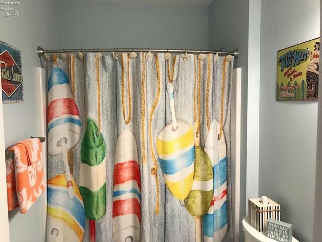 2620 S Waterside Ct Unit 622, Marblehead, OH 43440 - bathroom with curtained shower