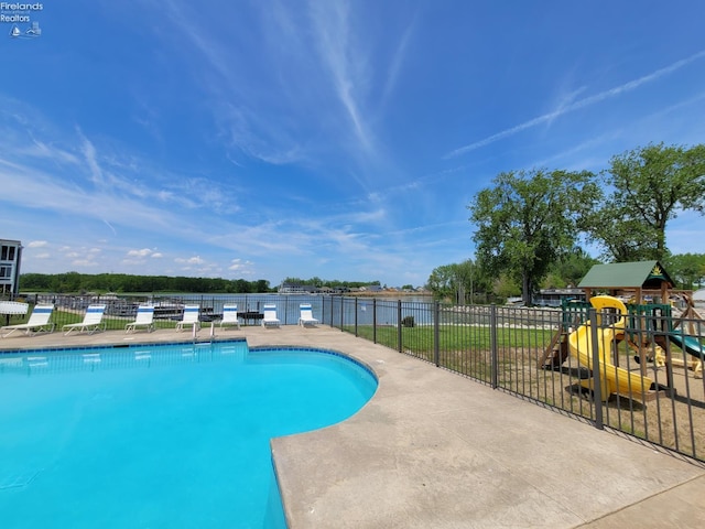 2620 S Waterside Ct Unit 622, Marblehead, OH 43440 - community pool with a patio