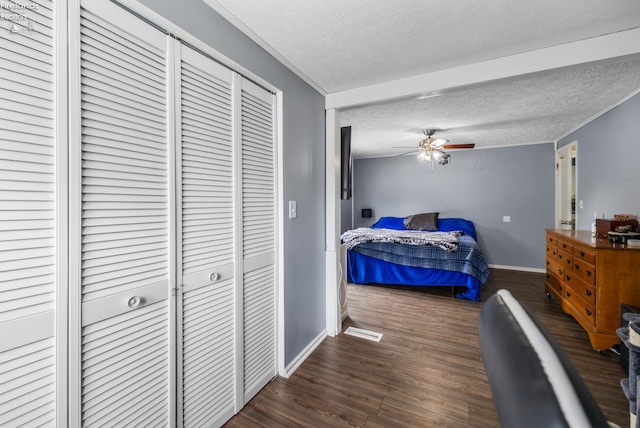 46320 Middle Ridge Rd, Amherst, OH 44001 - bedroom featuring a textured ceiling, wood finished floors, a closet, and a ceiling fan