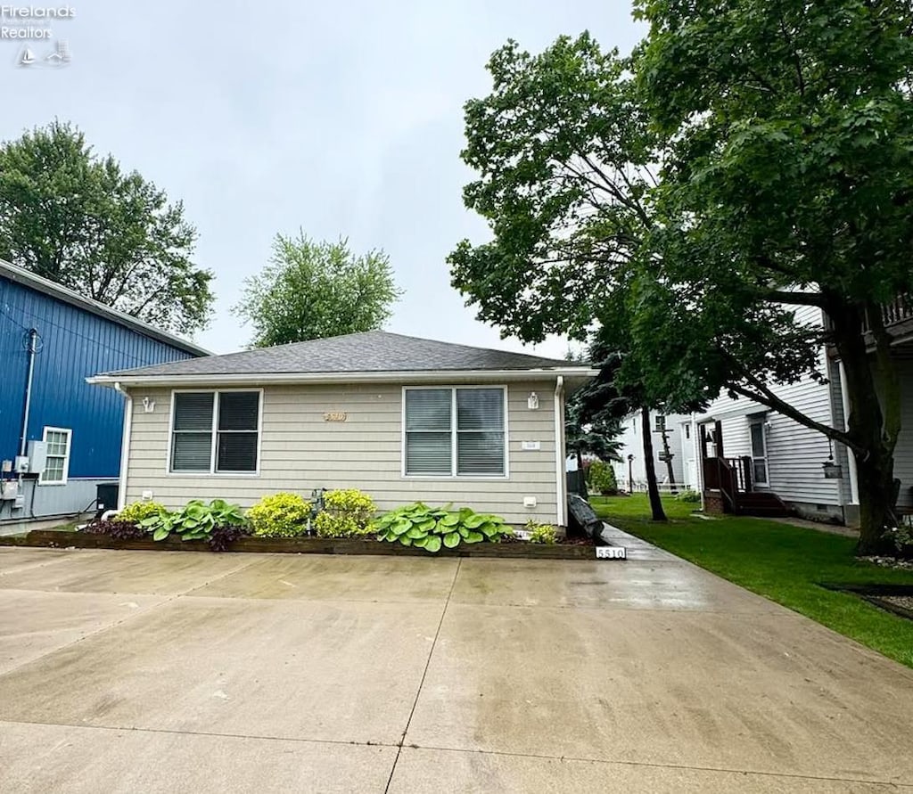 5510 E Center Ln, Port Clinton, OH 43452 - view of front of house with a front yard