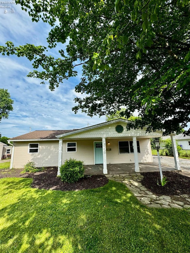 2150 Aspen Run, Sandusky, OH 44870 - view of front of house featuring a front lawn and a porch