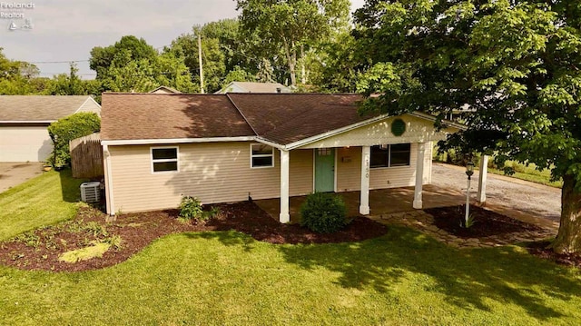 2150 Aspen Run, Sandusky, OH 44870 - view of front of property with a front yard and roof with shingles