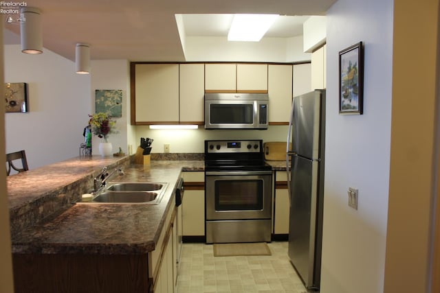 1507 Cleveland Rd Unit 423, Huron, OH 44839 - kitchen with stainless steel appliances, a peninsula, dark countertops, and light flooring
