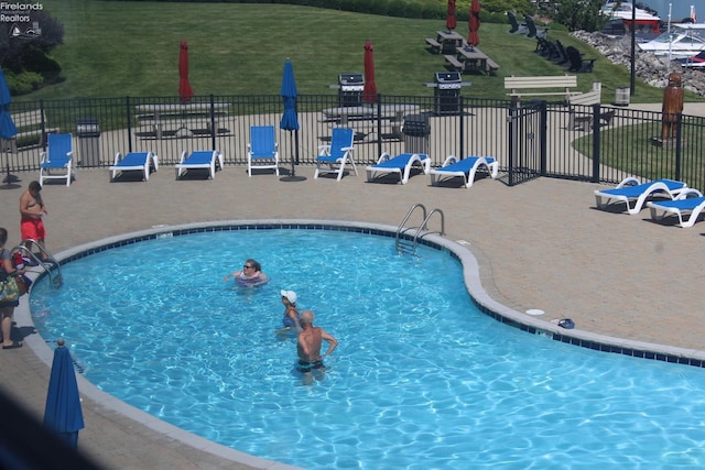 1507 Cleveland Rd Unit 423, Huron, OH 44839 - community pool with a patio area