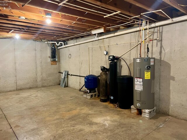 3106 E County Road 50, Tiffin, OH 44883 - unfinished below grade area with electric water heater and a water pressure tank