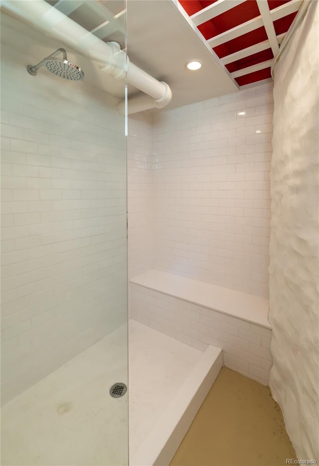 full bath featuring tiled shower and recessed lighting
