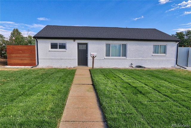 view of front facade featuring a front lawn