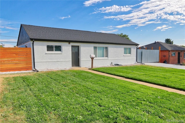 single story home featuring a front yard