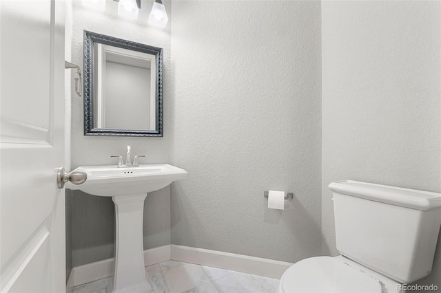 7606 S Valleyhead Ct, Aurora, CO 80016 - bathroom featuring marble look tiles and a textured wall