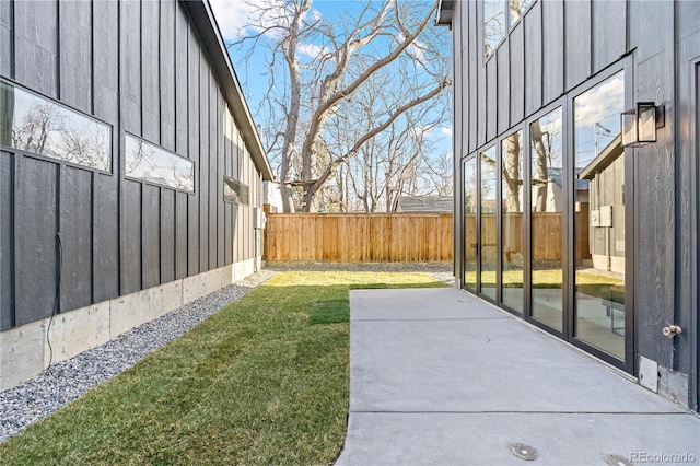 view of yard with a patio