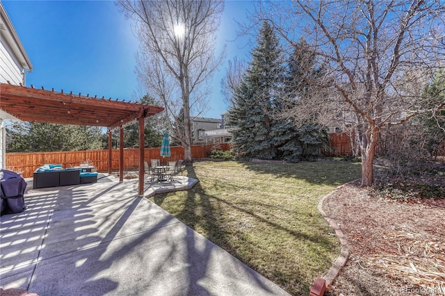 view of yard featuring an outdoor living space, a pergola, and a patio area