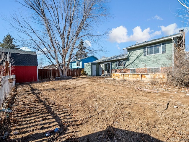 view of yard featuring a storage shed