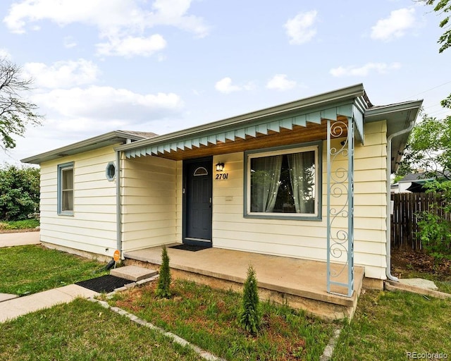 view of front of home featuring a front yard