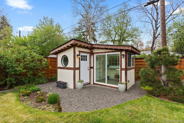 view of outdoor structure featuring an outbuilding