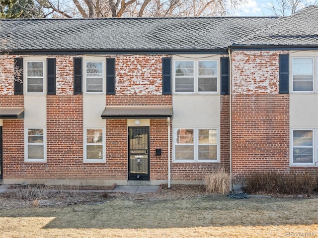 view of front facade featuring brick siding