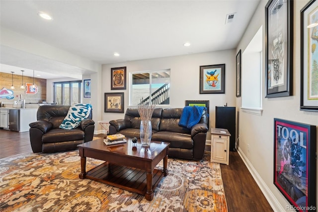 living room featuring dark wood-style floors, visible vents, a healthy amount of sunlight, and recessed lighting