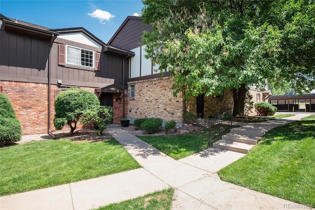 view of front of property featuring a front lawn