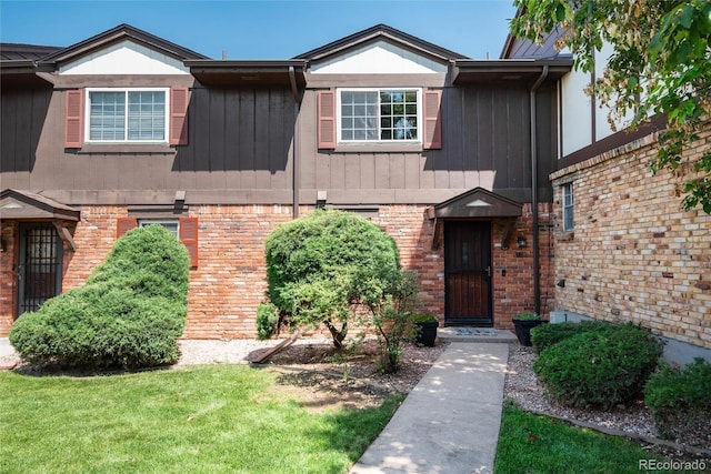 view of front of home featuring a front yard