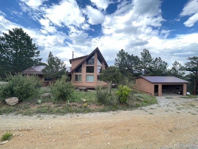 view of front facade featuring an outbuilding